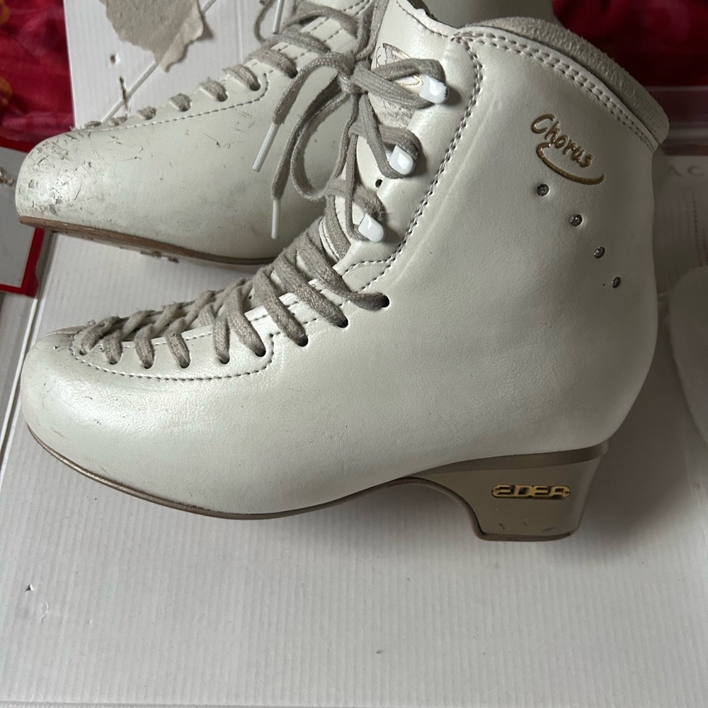 White High-Top Figure Skating Boots with Traditional Lacing